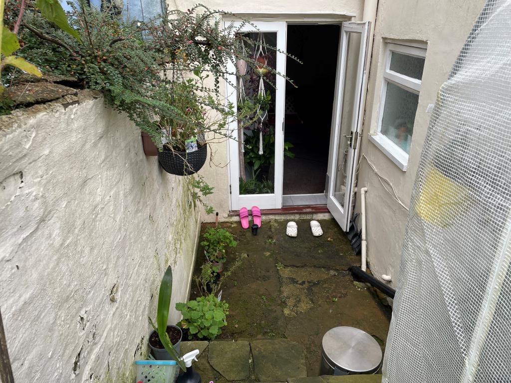 Lot: 71 - PATIO FLAT FOR INVESTMENT IN CITY CENTRE - View of rear patio with double doors